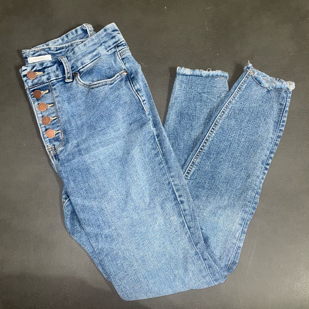 Maurices – High-Rise Skinny Jeans with Fray Hem Ankle
Medium